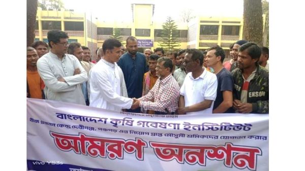 শ্রমিকদের অনশন ভাঙালেন ফরহাদ হোসেন আজাদ
