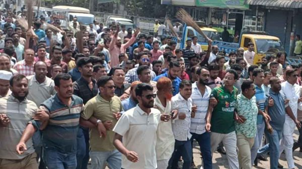 সচিবালয় এলাকায় পুলিশ-শ্রমিক সংঘর্ষ