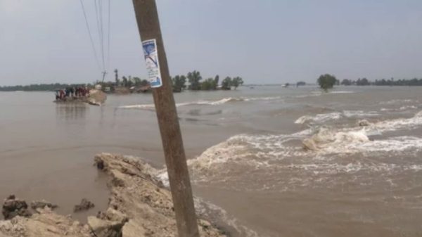 সাতক্ষীরায় বেড়িবাঁধ ভেঙে ১০ গ্রাম প্লাবিত