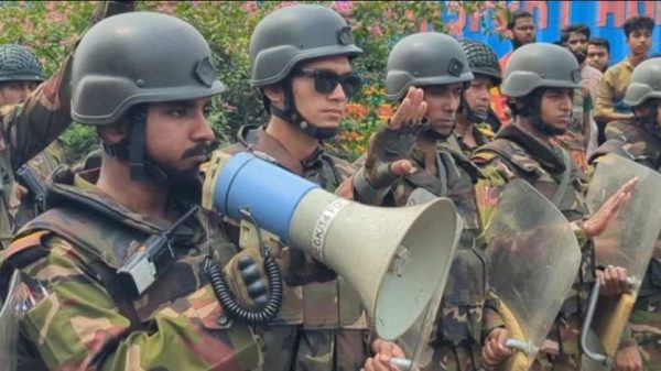 সেনার ৭ মিনিটের হুমকিতে ১৪ দাবিতে বিদ্রোহ