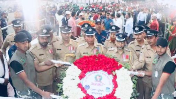 পুস্পস্তবক অর্পণ করলেন পুলিশ সুপার সৈয়দ রফিকুল ইসলাম পিপিএম-সেবা