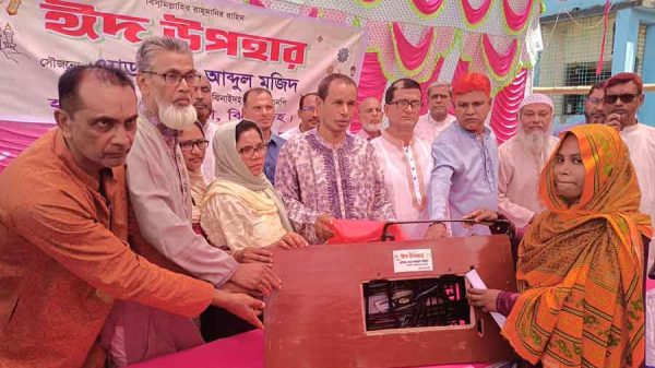হরিণাকুন্ডুতে ঈদ উপহার হিসেবে ৮২ নারীকে সেলাই মেশিন প্রদাণ