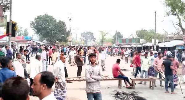 কাহারোলে ইউপি চেয়ারম্যানের ওপর হামলার প্রতিবাদে মহাসড়ক অবরোধ