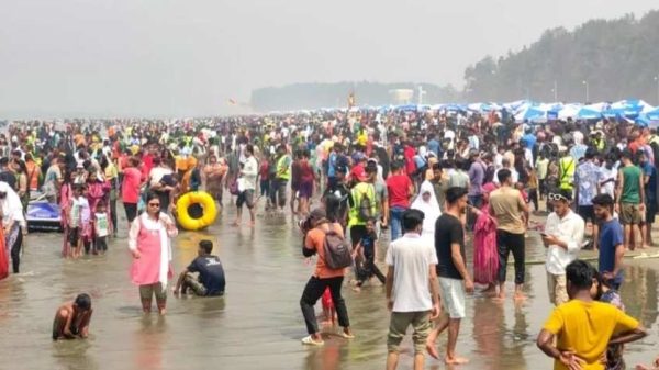ঈদের ছুটিতে মুখর কক্সবাজার