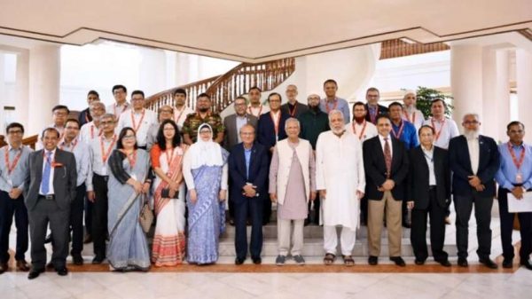 বিদ্যুৎ, জ্বালানি মন্ত্রণালয়, সড়ক পরিবহন ও সেতু মন্ত্রণালয় এবং রেলওয়ের কর্মকর্তাদের সঙ্গে প্রধান উপদেষ্টা প্রফেসর মুহাম্মদ ইউনূস।