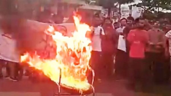 কুয়েটে উপাচার্যের প্রতীকী গদি জ্বালিয়ে শিক্ষার্থীদের বিক্ষোভ