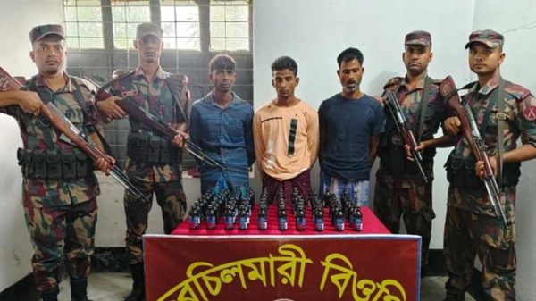 কুষ্টিয়ায় ৬৯ বোতল ফেনসিডিলসহ ৩ ভারতীয় নাগরিক আটক, পলাতক ২ বাংলাদেশি