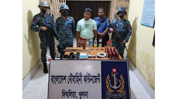 চিহ্নিত মাদক ব্যবসায়ী মাদক ও দেশীয় অস্ত্র সহ আটক