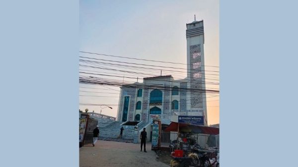 জামালপুর জেলা শহরের প্রাণকেন্দ্রে অবস্থিত ঐতিহাসিক কাচারী শাহী জামে মসজিদ