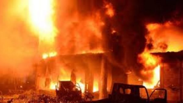 নারায়ণগঞ্জে ঝুটের গোডাউনে অগ্নিকাণ্ড, ফায়ার সার্ভিসের দুই ইউনিটের ঘণ্টাব্যাপী অভিযান