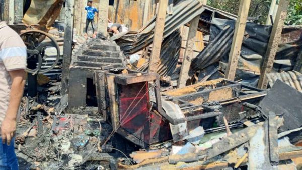 মতলব মুন্সীরহাট বাজারে ভয়াবহ অগ্নিকাণ্ড