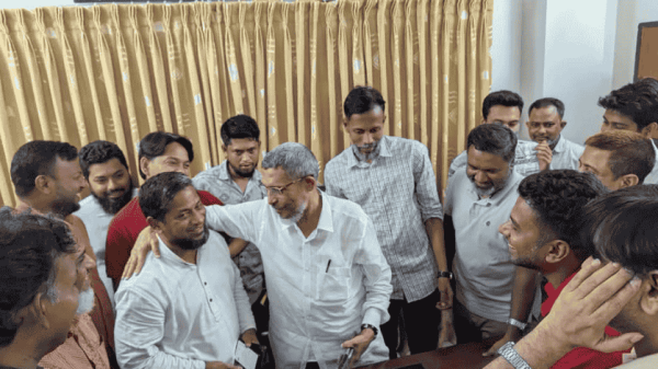 সাবেক স্বরাষ্ট্র প্রতিমন্ত্রী লুৎফুজ্জামান বাবরের সঙ্গে হৃদয়বান আলাপচারিতায় বিএনপি জাতীয় নির্বাহী কমিটির গবেষণা বিষয়ক সম্পাদক কৃষিবিদ শামীমুর রহমান শামীম।