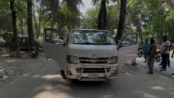 পিরোজপুরে চিংড়িপোনা বহনকারী মাইক্রোবাসে ডাকাতি, ৫ লাখ টাকার রেনু ছিনতাই