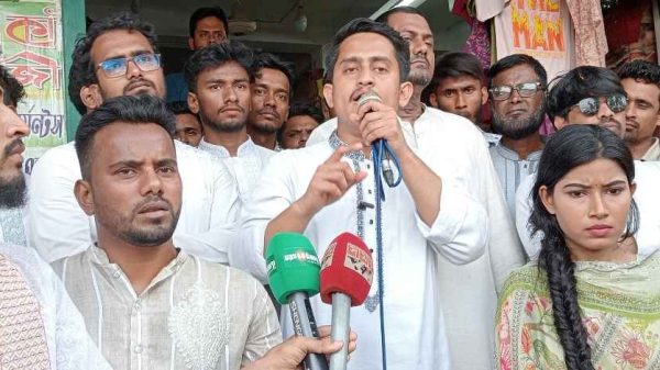 কাহারোলে আওয়ামী লীগের উন্নয়ন ব্যর্থতা নিয়ে তরুণদের প্রতিবাদ