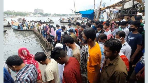 শীতলক্ষ্যা নদীর খেয়াঘাটে চরম ভোগান্তি, অভিযোগের পাহাড় যাত্রীদের