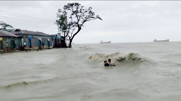 নিম্নচাপের প্রভাবে বরগুনায় তলিয়ে গেছে ফেরিঘাট