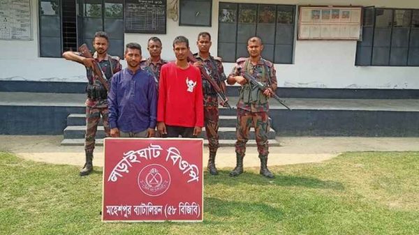 ঝিনাইদহের মহেশপুর সীমান্তে নারী ও শিশুসহ ৫৯ বাংলাদেশিকে আটক করেছে বিজিবি। তারা অবৈধভাবে ভারতে প্রবেশের চেষ্টা করছিলেন। অভিযানে ২৭ বোতল ভারতীয় মদও উদ্ধার করা হয়েছে।