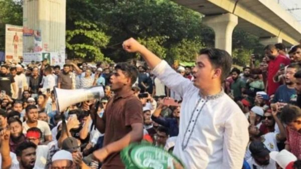 শাহবাগে আওয়ামী লীগ নিষিদ্ধের দাবিতে অবরোধ, বিএনপির অনুপস্থিতি