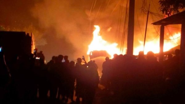 মুন্সিগঞ্জের শ্রীনগর বাজারে ভয়াবহ অগ্নিকাণ্ডে পুড়ে গেছে প্রায় ৫০টি দোকান
