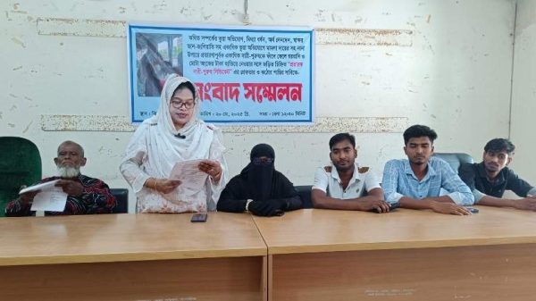 ঝিনাইদহে কথিত প্রেমের ফাঁদে ফেলে লাখ লাখ টাকা হাতিয়ে নিচ্ছে হানিট্র্যাপ চক্র। মূলহোতা আসমা খাতুন সাথীর নেতৃত্বে চলছে ভুয়া মামলা ও ব্ল্যাকমেইলের ভয়াবহ প্রতারণা।