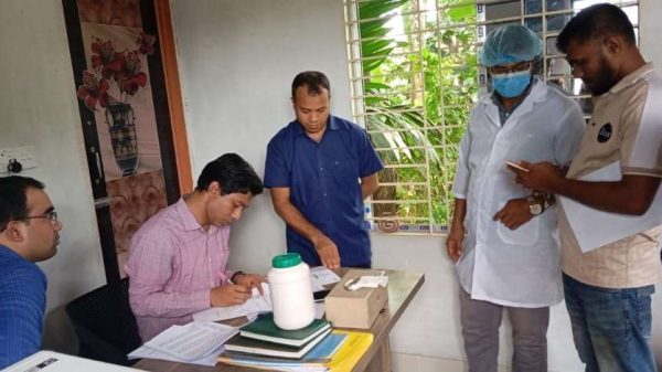 নাজিরপুর আইসক্রিম কারখানায় ভ্রাম্যমাণ আদালতের অভিযান