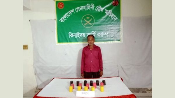 কালীগঞ্জে ককটেলসহ বিএনপি কর্মী আটক, যৌথ বাহিনীর অভিযান