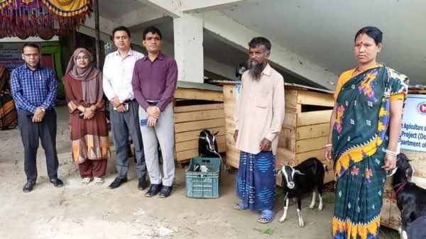 কাহারোলে মৎস্য প্রদর্শনীর উপকরণ হিসেবে ছাগল ও স্টাইবোফোম বক্স বিতরণ