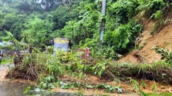 খাগড়াছড়ি ও রাঙ্গামাটিতে টানা বৃষ্টিতে পাহাড় ধস ও প্লাবন, সড়ক যোগাযোগ বন্ধ