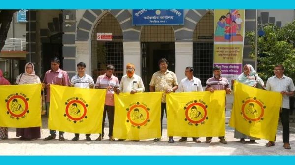 ৬ দফা দাবির প্রেক্ষিতে ঝিনাইদহে স্বাস্থ্য সহকারীরা অবস্থান কর্মসূচি পালন করেছেন। ইন-সার্ভিস ডিপ্লোমা প্রশিক্ষণ ও বেতন গ্রেড উন্নয়নসহ বিভিন্ন দাবি বাস্তবায়নের আহ্বান জানিয়েছেন তারা।