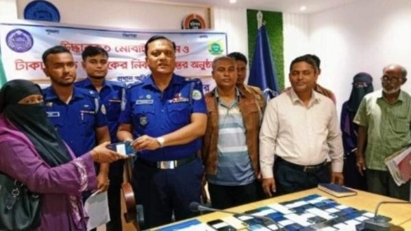 পিরোজপুরে হারানো ২৬টি মোবাইল ও ৪টি ফেসবুক আইডি উদ্ধার, মালিকদের কাছে হস্তান্তর