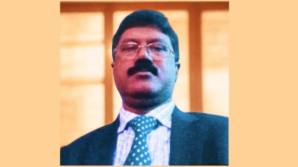 দুদকের সাবেক কর্মকর্তা মলয় কুমার সাহার বিরুদ্ধে ঘুষ নেওয়ার অভিযোগ