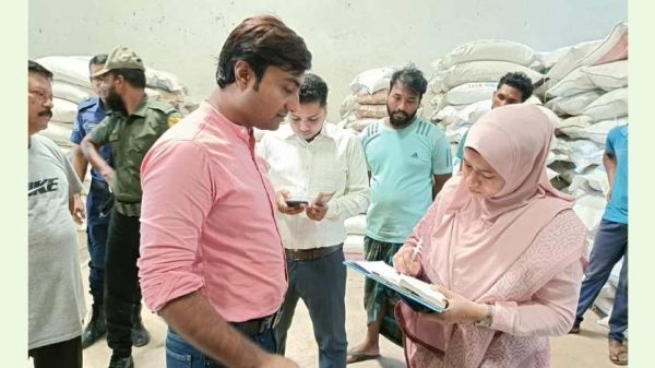 মহেশপুরে প্লাস্টিকের বস্তায় চাল বাজারজাত করায় প্রতিষ্ঠানে জরিমানা