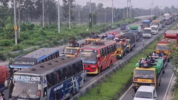যমুনা সেতুতে সড়ক দুর্ঘটনা ও যানবাহনের চাপ, ২০ কিমি দীর্ঘ যানজট