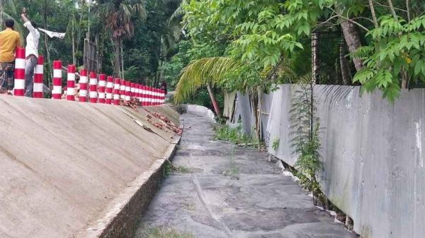 নেছারাবাদে সরকারি খাল ভরাট করে সড়ক নির্মাণ, এলাকাবাসীর অভিযোগে প্রশাসনের নজর