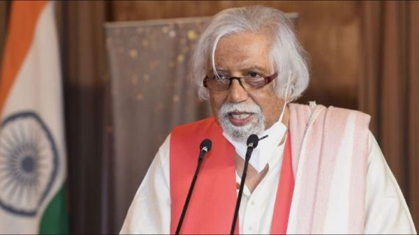বাঙালি এখনও রত্নহীন নয়, কিছু আলোর ফুলকি রয়ে গেছে: অভীক সরকার