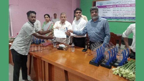 কাহারোলে এসএসসি ও এইচএসসি কৃতি শিক্ষার্থীদের পুরস্কার বিতরণ