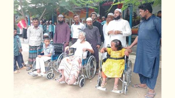 কাহারোলে প্রতিবন্ধীদের মাঝে হুইল চেয়ার বিতরণ করল আবাম ফাউন্ডেশন