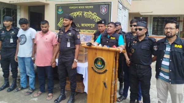 জামালপুরে র‍্যাবের অভিযানে ভারত থেকে আসা ৫ লাখ অবৈধ জিলেট ব্লেড জব্দ, আটক ২