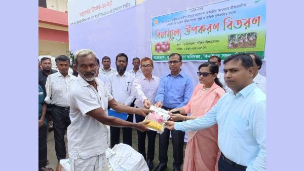 ঝিনাইদহে ৮৫০ কৃষকের মাঝে বিনামূল্যে পেঁয়াজ বীজ ও সার বিতরণ