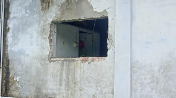 দিঘলিয়ায় কোলা বাজার ইসলামী ব্যাংকে জানালা ভেঙে চুরি, তদন্তে পুলিশ