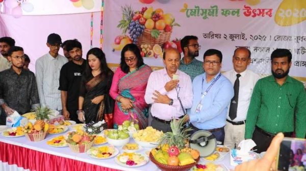 পিরোজপুর বিজ্ঞান ও প্রযুক্তি বিশ্ববিদ্যালয়ে প্রথম মৌসুমী ফল উৎসব ২০২৫ উদযাপন