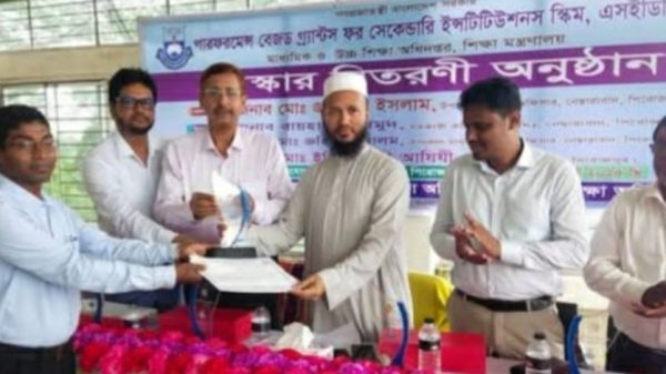 নেছারাবাদে মাধ্যমিক ও উচ্চ শিক্ষার্থীদের পুরস্কার বিতরণ, শিক্ষার্থীপ্রতি সর্বোচ্চ ২৫ হাজার টাকা অনুদান