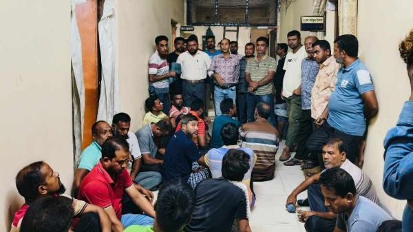 মোবারকগঞ্জ সুগার মিলে বকেয়া বেতনের দাবিতে শ্রমিকদের বিক্ষোভ