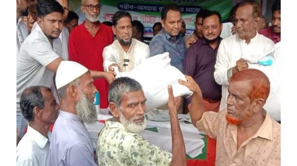 রামপালে ক্ষুদ্র ও প্রান্তিক কৃষকদের মাঝে আমন ধানের বীজ বিতরণ করলেন কৃষিবিদ শামীম