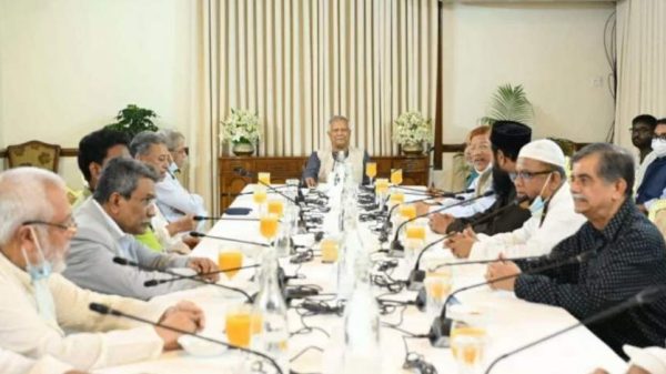রাষ্ট্রীয় অতিথি ভবনে প্রধান উপদেষ্টার সঙ্গে বিএনপি-জামায়াত-এনসিপি-ইসলামী আন্দোলনের বৈঠক
