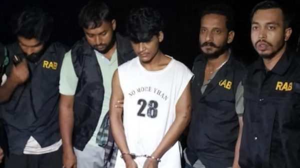 টেকনাফে রোহিঙ্গা ডাকাত শফি গ্রেপ্তার: অস্ত্র, গ্রেনেড ও আইস উদ্ধার