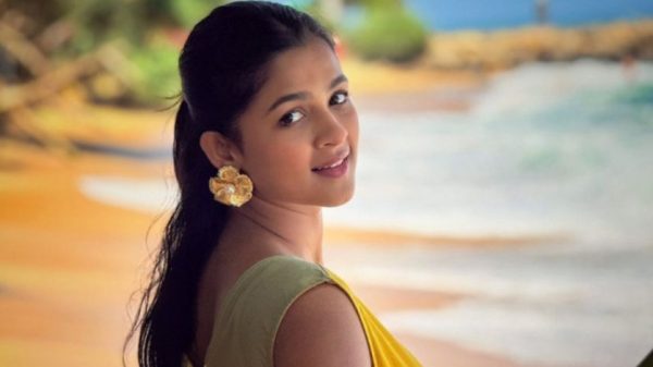 অভিনেত্রী সাদিয়া আয়মান এআই দিয়ে বানানো ছবি ও ভিডিও নিয়ে ভক্তদের সতর্ক করেছেন। ফেসবুক স্ট্যাটাসে তিনি এসব কনটেন্ট ছড়ানোয় ক্ষোভ প্রকাশ করেন এবং প্রতিবাদ জানান।