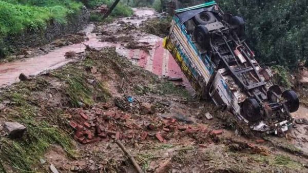 হিমাচল প্রদেশে বন্যা ও ভূমিধসে নিহত ৬৩, নিখোঁজ অন্তত ৪০ জন