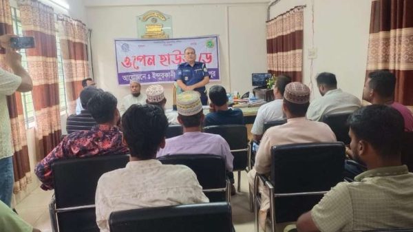 পিরোজপুরের ইন্দুরকানীতে থানার উদ্যোগে ওপেন হাউজ ডে অনুষ্ঠিত হয়েছে। পুলিশ ও জনসাধারণের মধ্যে আস্থা বৃদ্ধি, অপরাধ দমন ও আইনশৃঙ্খলা পরিস্থিতি উন্নয়নে আলোচনায় অংশ নেন স্থানীয় জনপ্রতিনিধি ও রাজনৈতিক নেতারা।