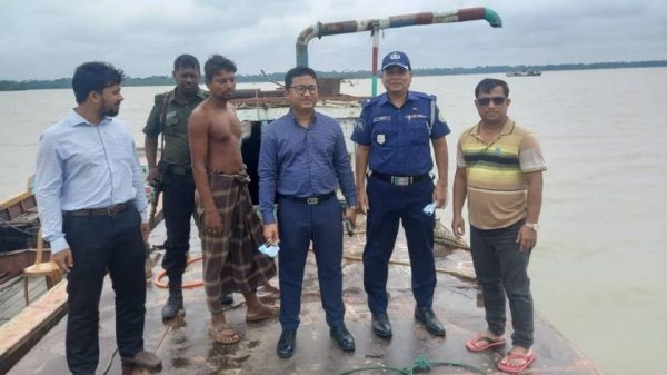পিরোজপুরের ইন্দুরকানীতে কঁচা নদীতে অবৈধভাবে বালু উত্তোলনের সময় ভ্রাম্যমান আদালতের অভিযানে তিনটি ড্রেজার জব্দ, তিনজন আটক এবং মোট ৩ লাখ টাকা জরিমানা আদায় করা হয়েছে।